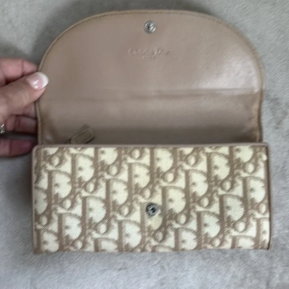 TRADED! VTG Christian Dior Tan Y2K 90s Bow Trotter WOC Clutch Wallet Pearl Chain - Picture 4 of 15